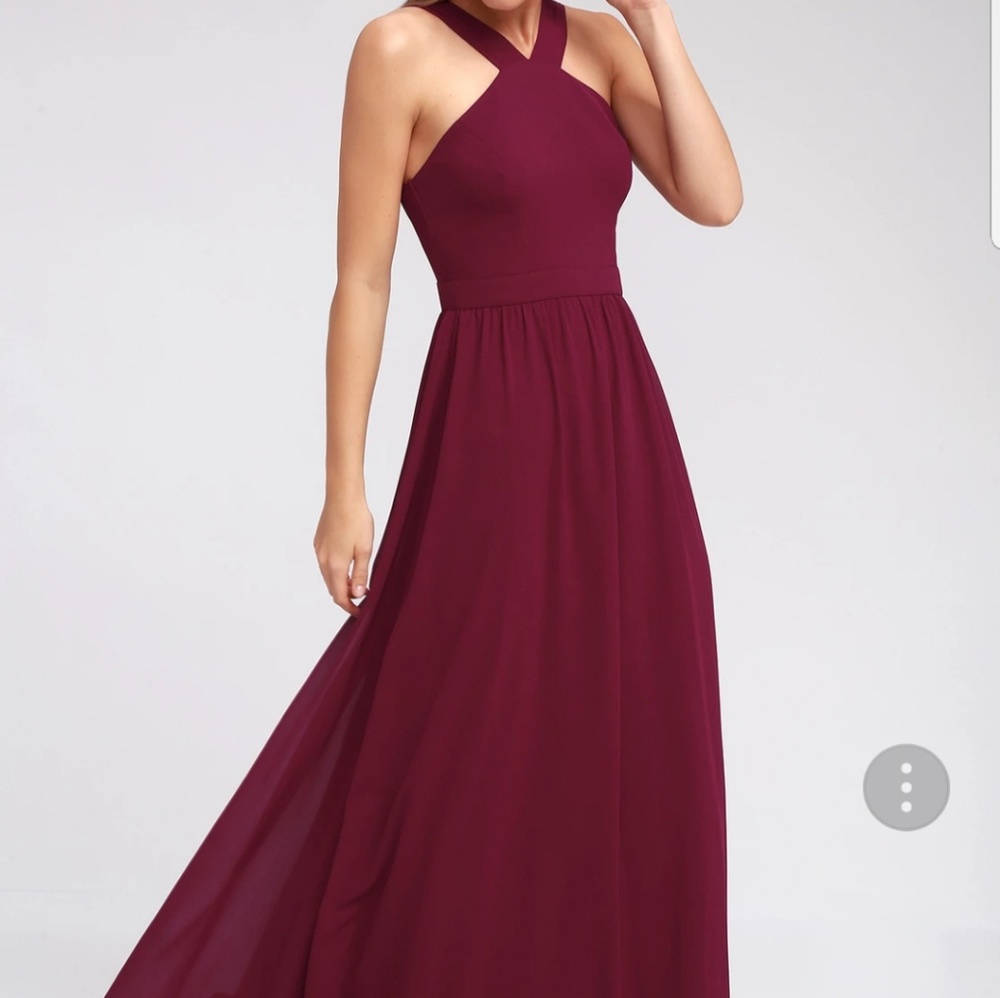 Burgundy maxi dress
LULUS